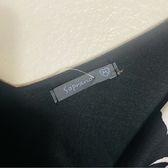 Soprano Cut-out Black/White Floral Dress NWT Size: M - Picture 3 of 6